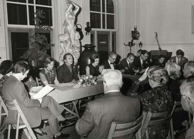 106839 Groepsportret van het bestuur van de Vereniging Oud-Utrecht, zittend aan een tafel tijdens de feestelijke ...